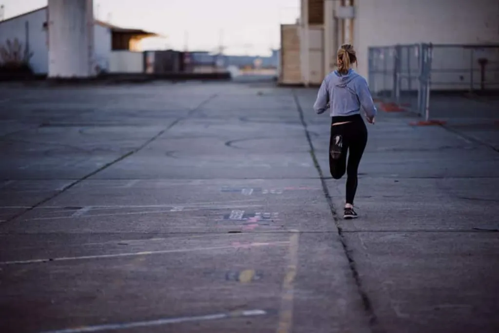femme Running abdos